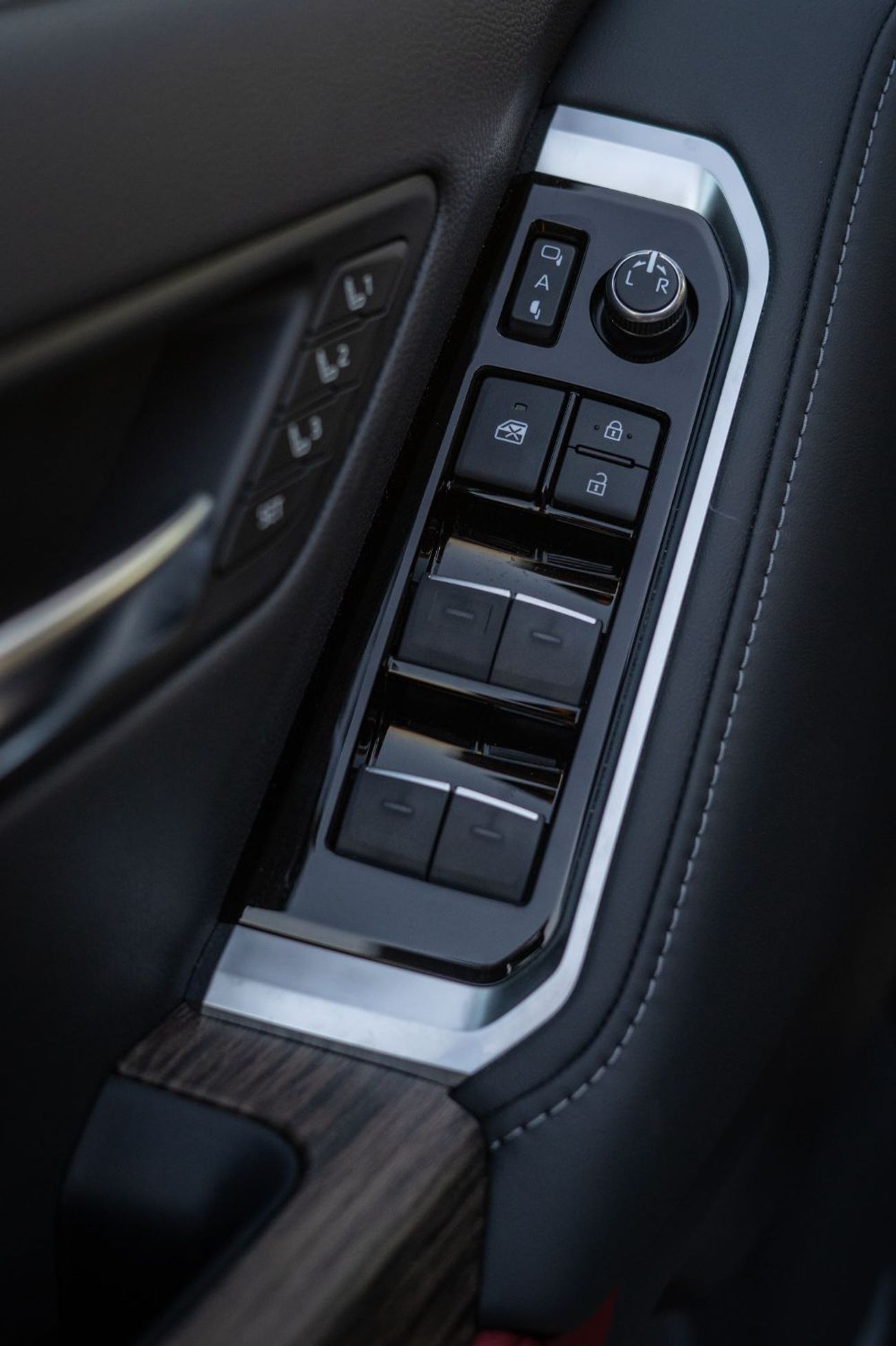 تويوتا لاند كروزر 3.3L DIESEL VXR FULL OPTION WITH RADAR