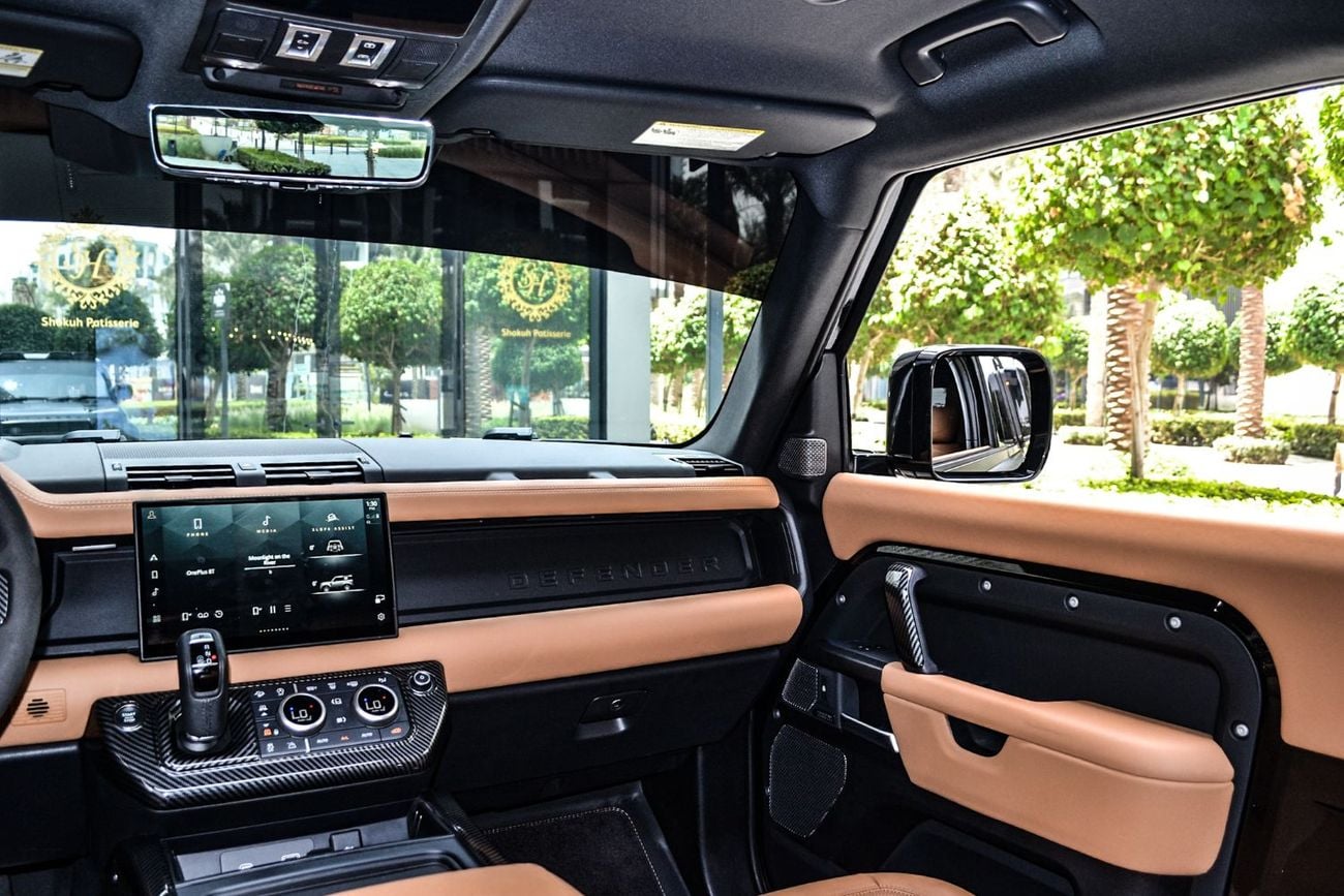 Land Rover Defender 90 P525 Fully Loaded with head up Display 2key interior carbon fiber trims completely covered by mat PPf Wit