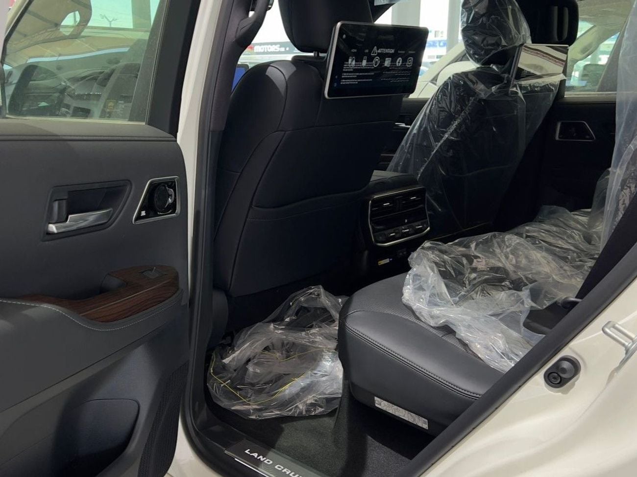 Toyota Land Cruiser TOYOTA LC300 VX 4.0L - Toyota LC300 VX 4.0L (Inside Black) EXPORT ONLY