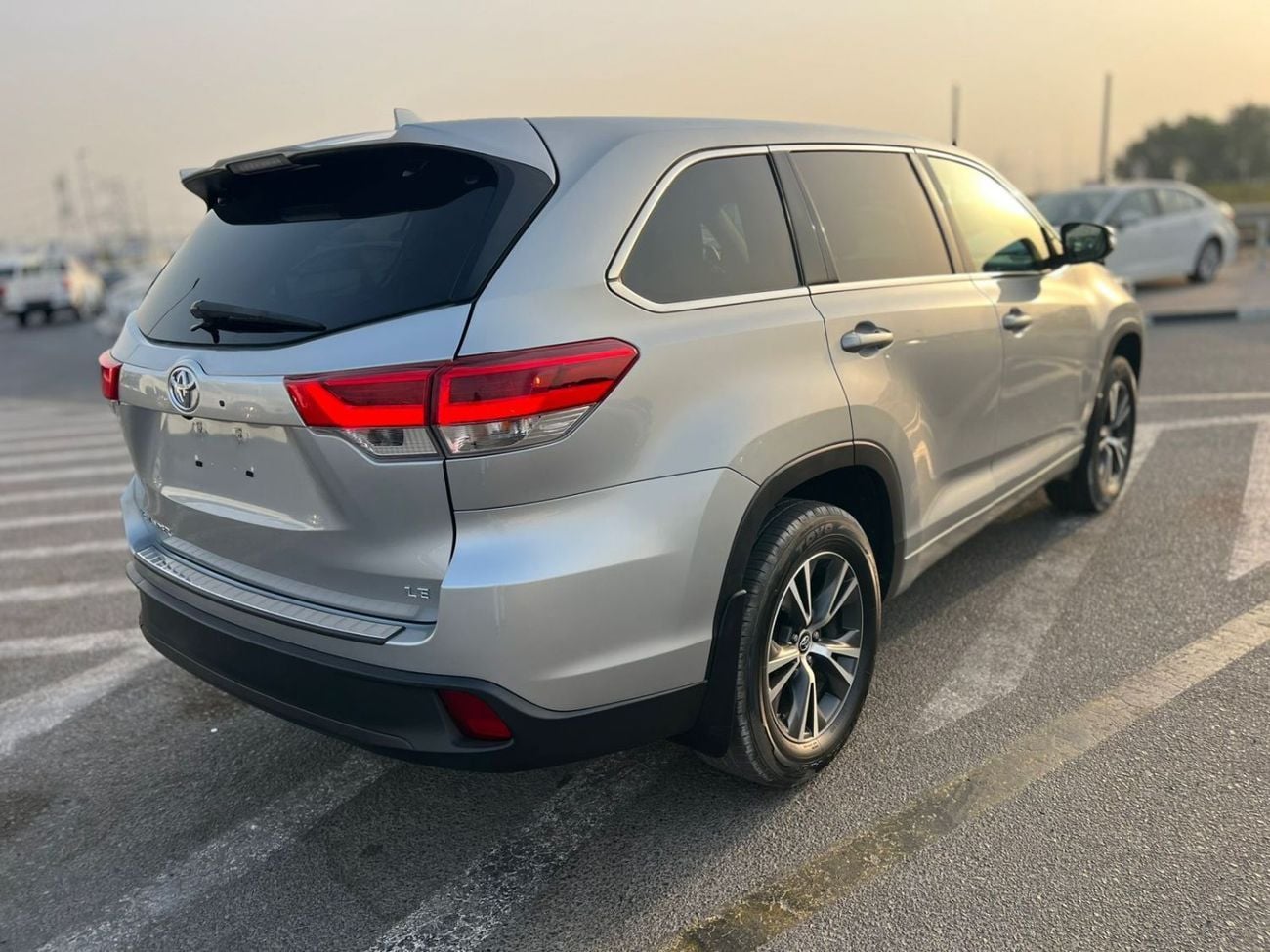 Toyota Highlander LE (NON GCC) 2017 Toyota Highlander - MidOption - 3.5L V6 - Full 7 Seater - Trunk Auto