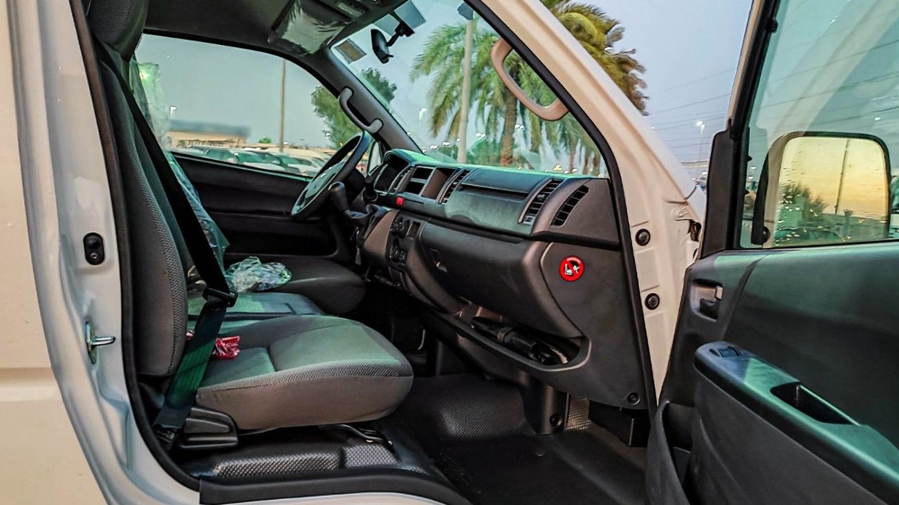 Toyota Hiace 2.5L DLX Wide AC VAN MT