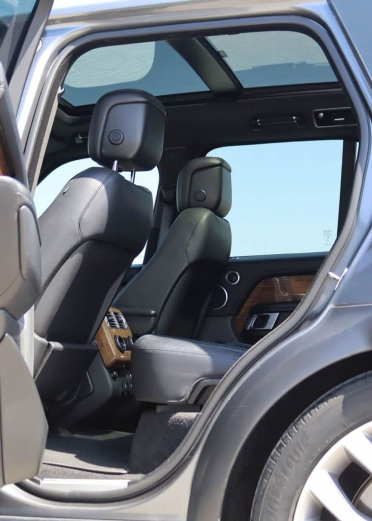 Land Rover Range Rover HSE 3.0L (375 HP) Range Rover GCC, Original Paint, Accident-Free, Full Service History, AED 3025 /Mo