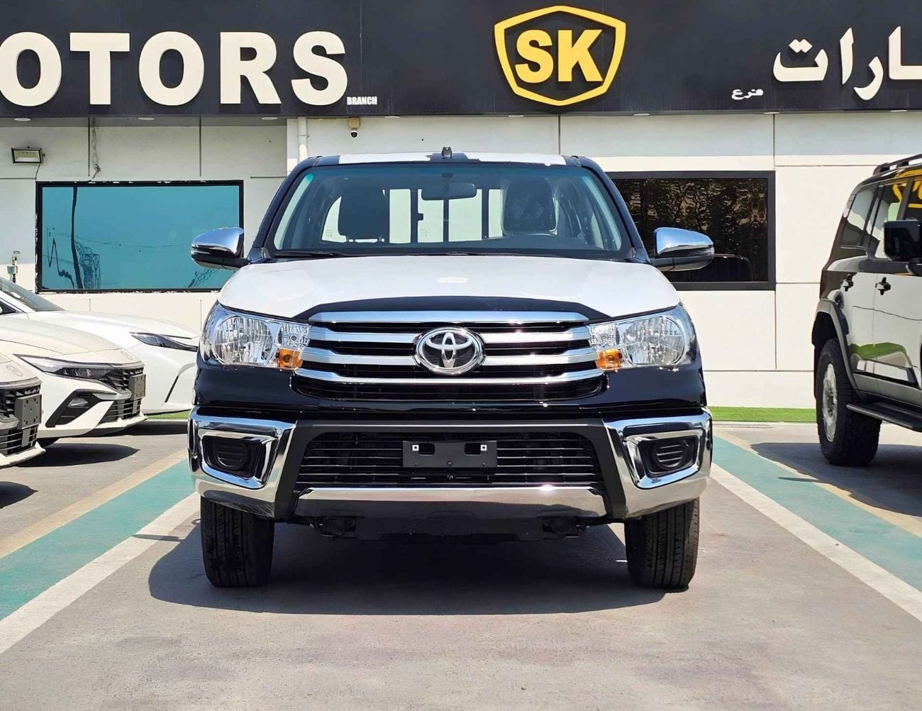 Toyota Hilux SR5 / NARROW BODY DOUBLE CABIN / 2.7L PETROL V4 M/T / REAL CAMERA WITH CHROME BUMPERS (CODE#HP2MF)