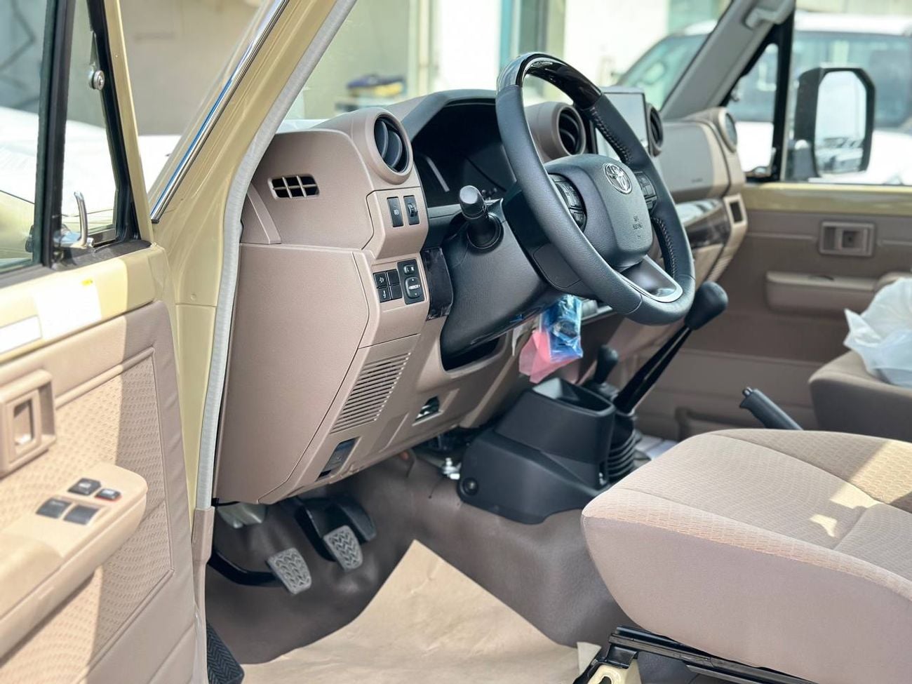 تويوتا لاند كروزر بيك آب LC79، محرك 2.8 لتر ديزل، ناقل حركة يدوي // 2026 // فئة عالية مع رادار، قفل تفاضلي، مشغل DVD وكاميرا 