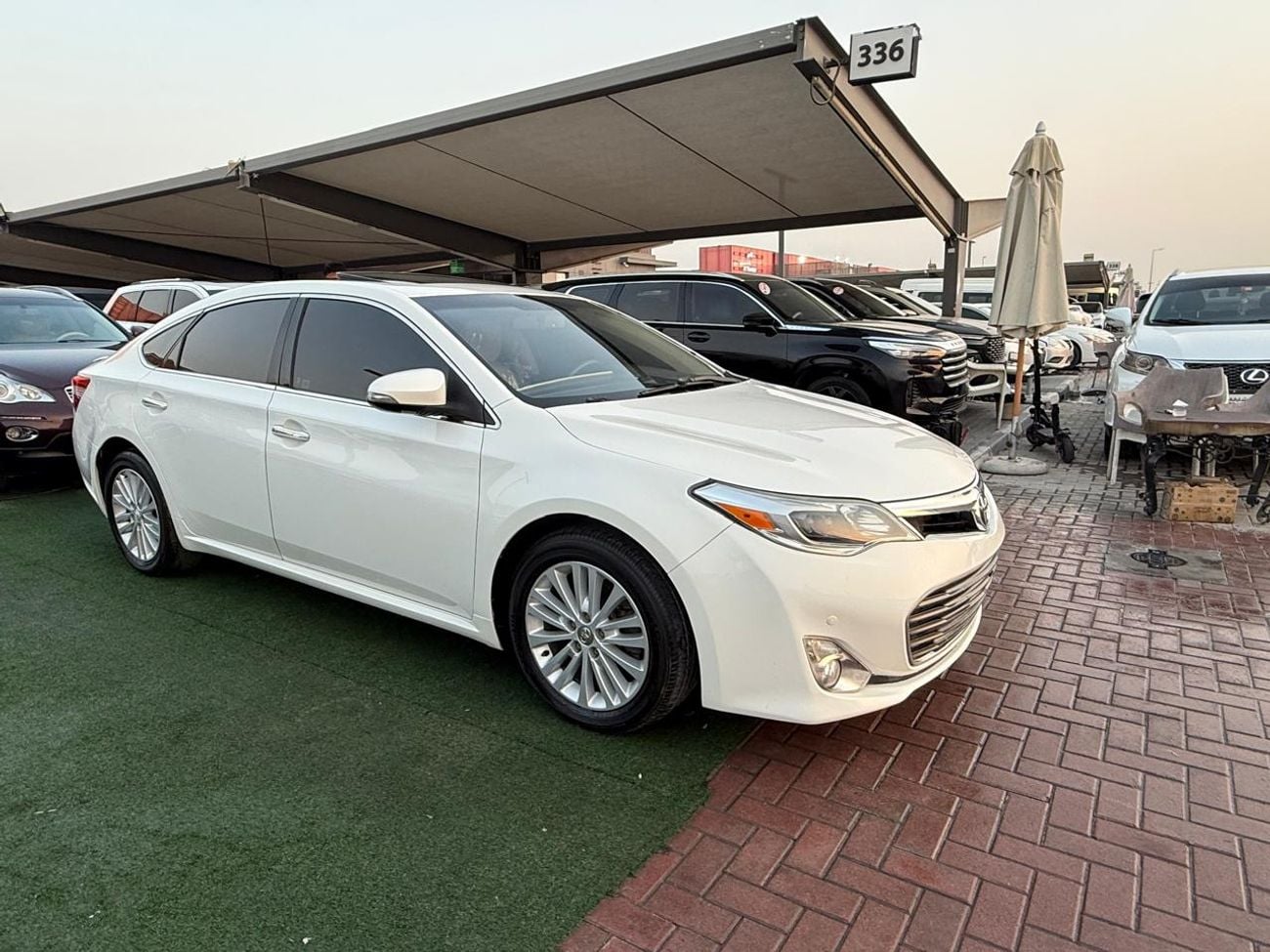 Toyota Avalon SE+ full option ,in showroom condition