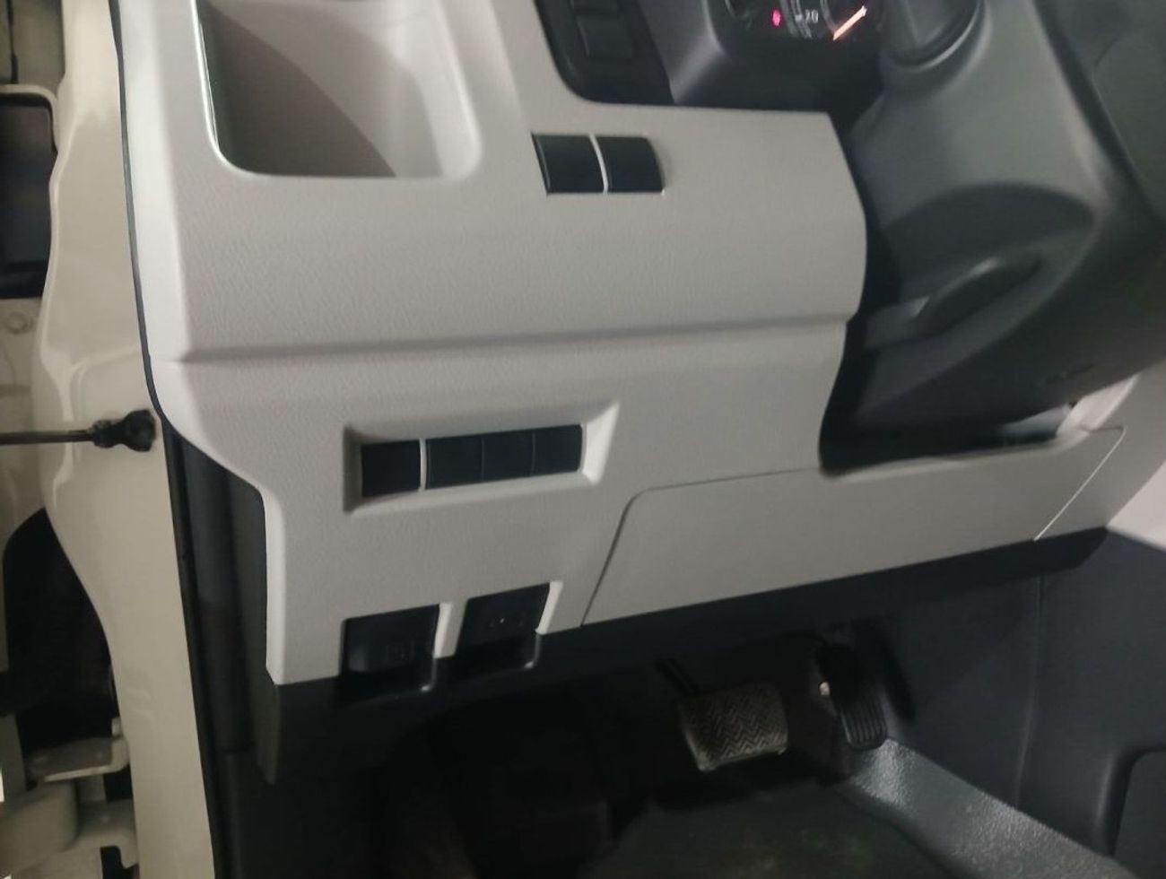 تويوتا هاياس ECT0008 - Toyota High Roof Passenger Van - 3.5L Petrol Auto White