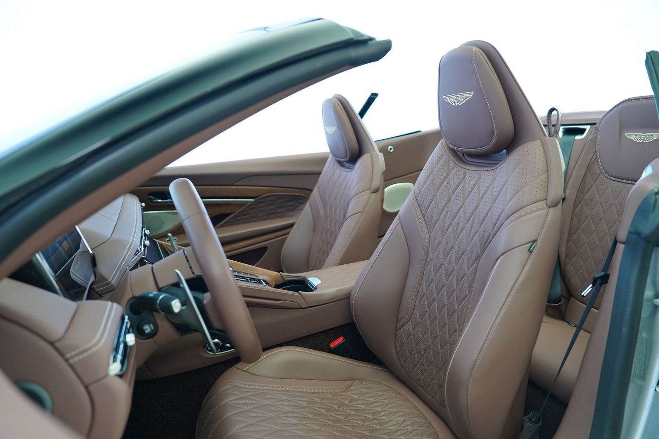 أستون مارتن DB12 VOLANTE