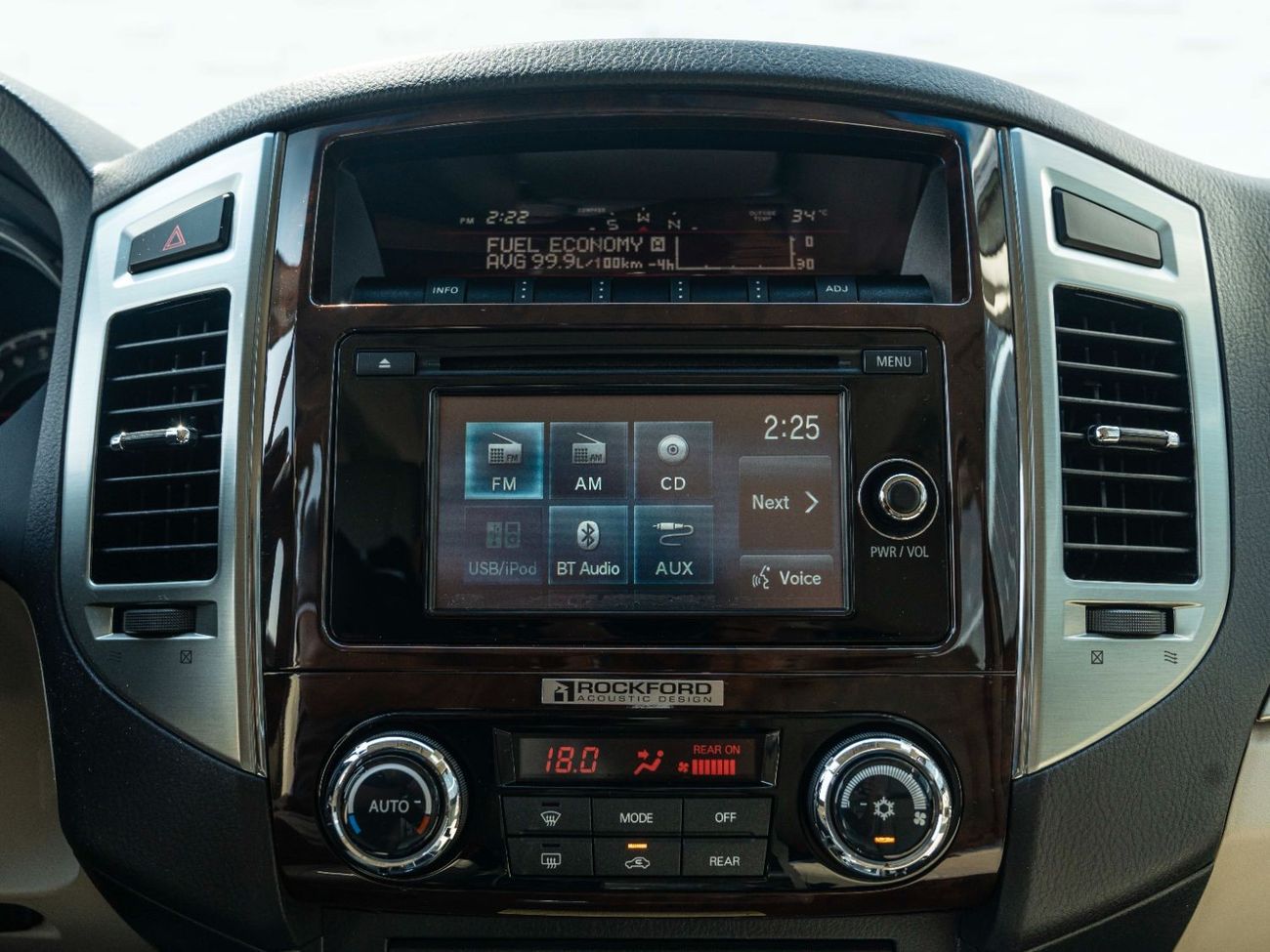 Mitsubishi Pajero AED 1,415 PM • PAJERO 3.8L V6 GLS TOP • GOLD EMBLEM PACKAGE • ONLY 58,000 KMS • PRISTINE CONDITION