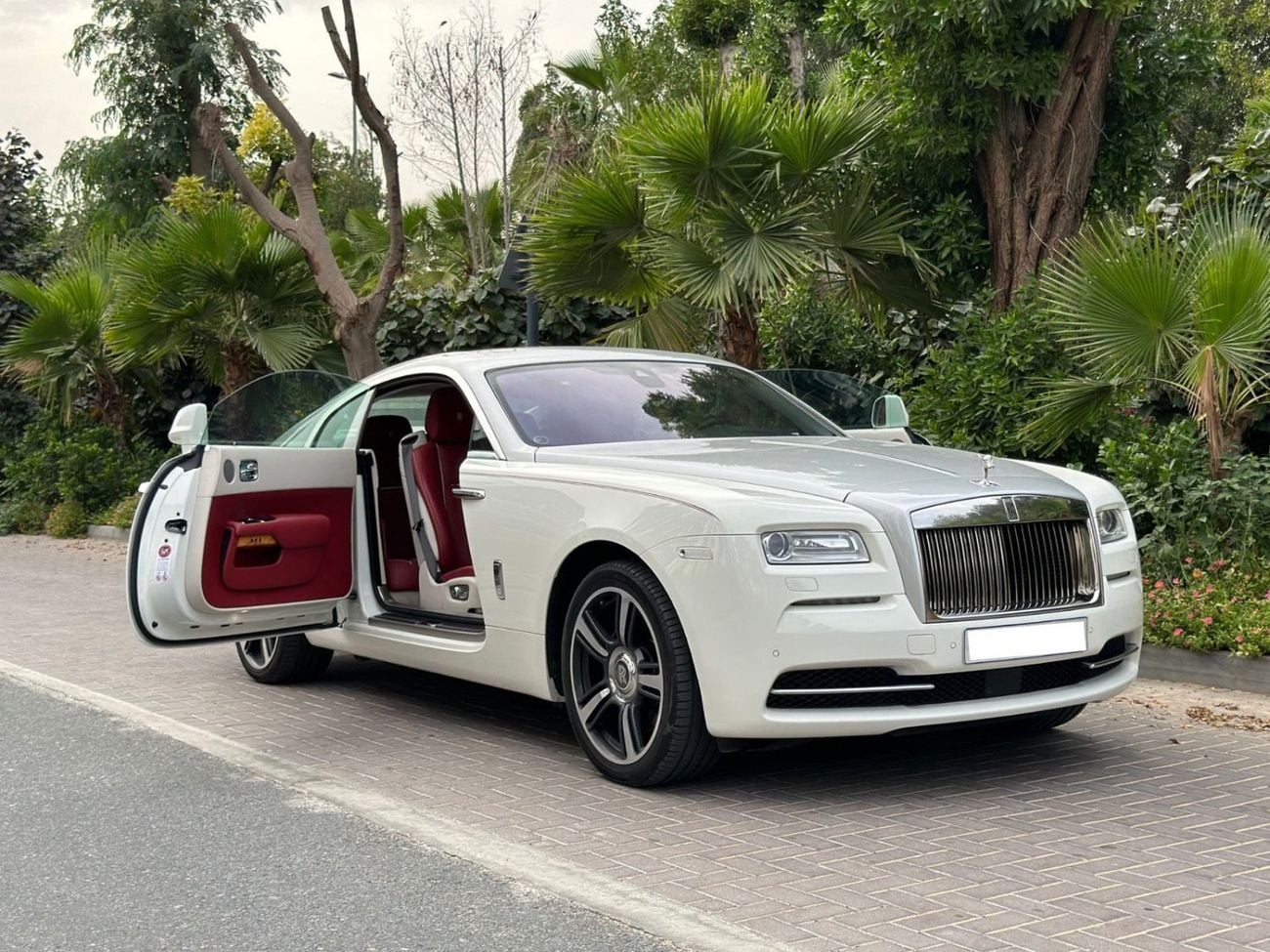 رولز رويس واريث 2015 Rolls Royce Wraith | GCC Specs | 6.6L V12 | 624 HP | 66k KM | WHITE/RED | Starlight Headliner |