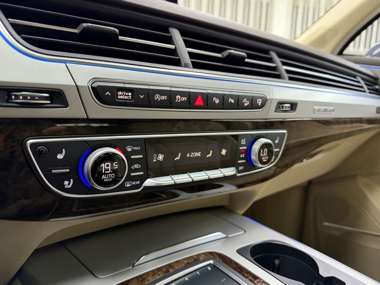 أودي Q7 45 TFSI quattro S-Line Luxury 3.0L