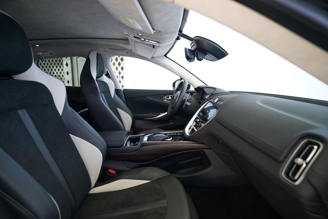 Aston Martin DBX 550