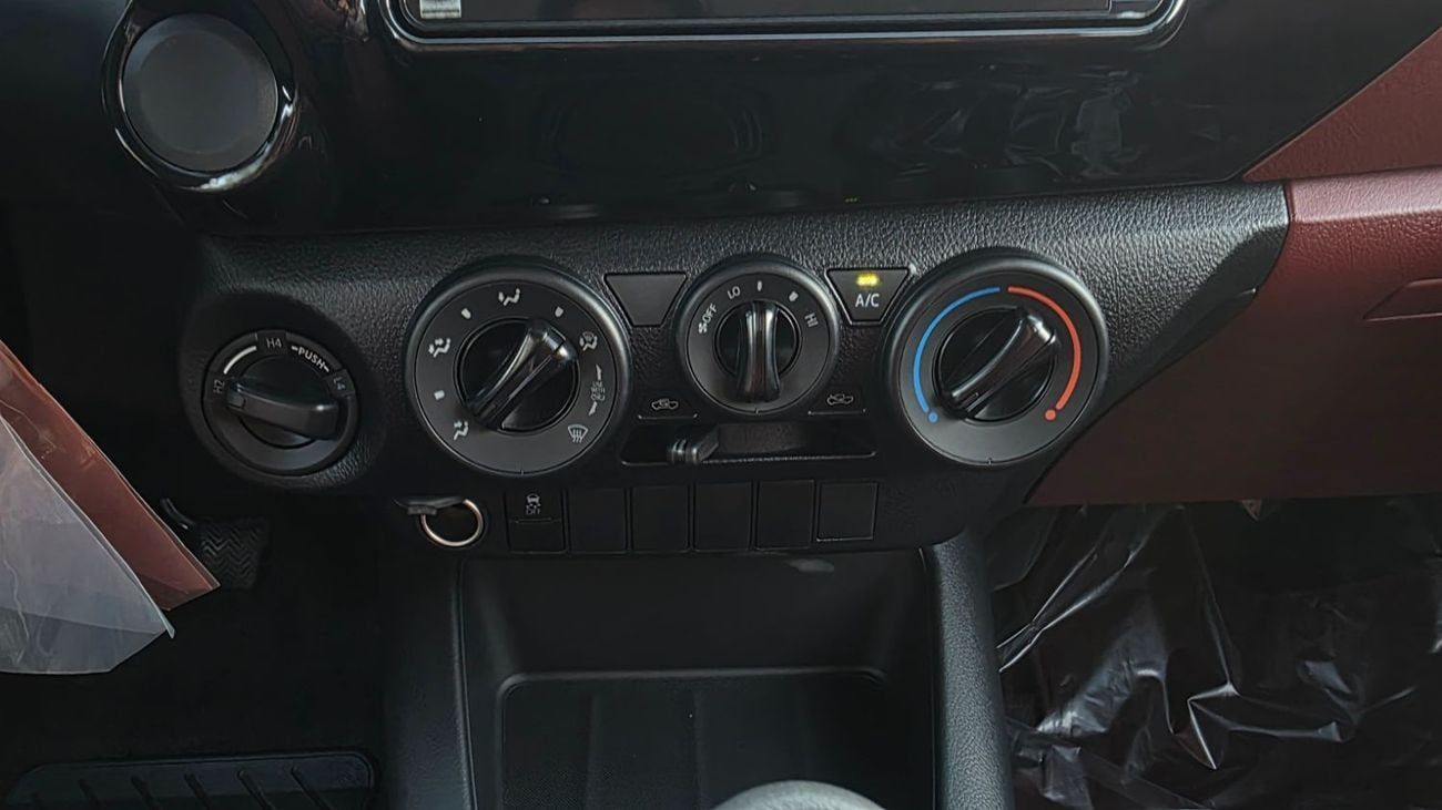 تويوتا هيلوكس DLX 2026 TOYOTA HILUX D/C 2.4L DSL 6-SPEED M/T (MANUAL WINDOWS)