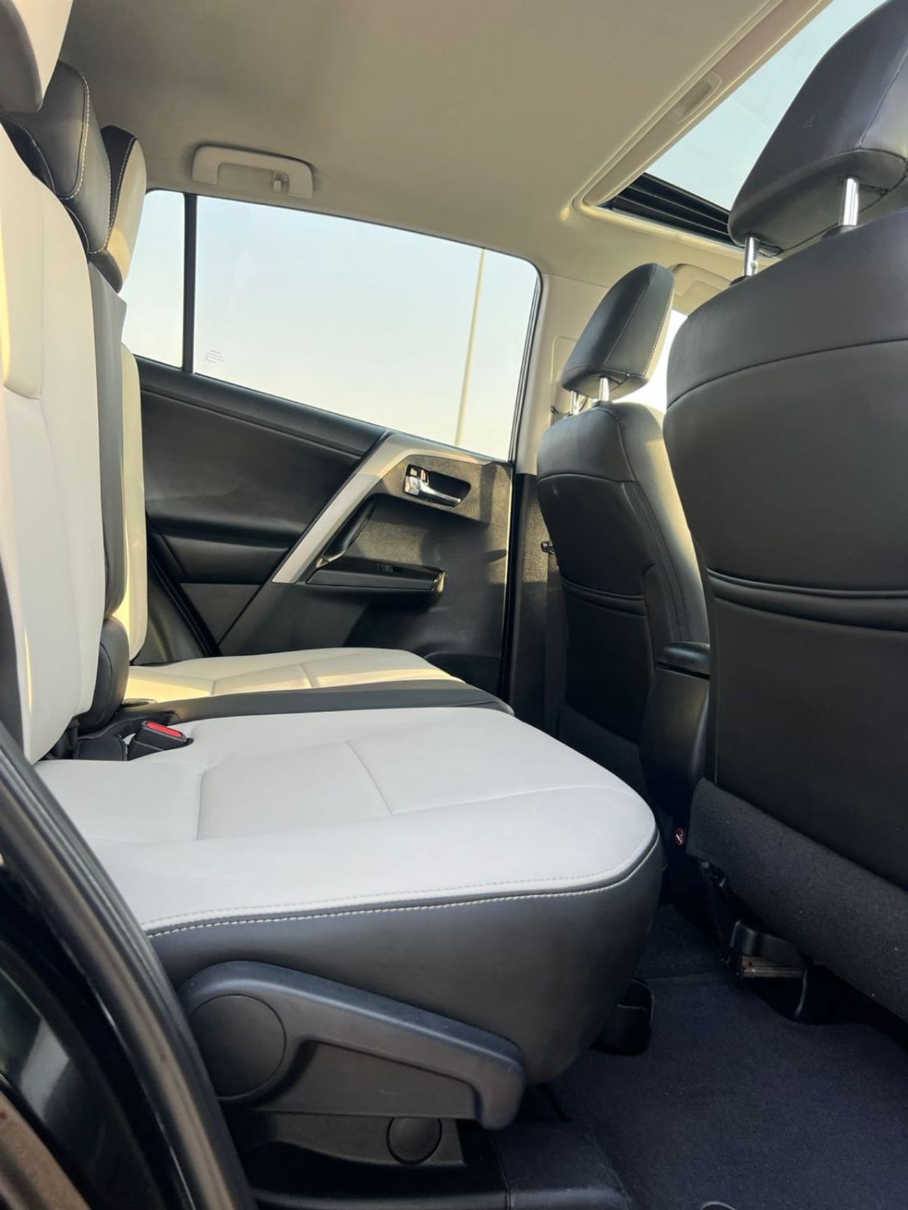 Toyota RAV4 2018 Toyota RAV4 XLE - 2.5L V4-RearCam-AWD 4x4 - Push Start -Leather seat Sunroof - Mileage-