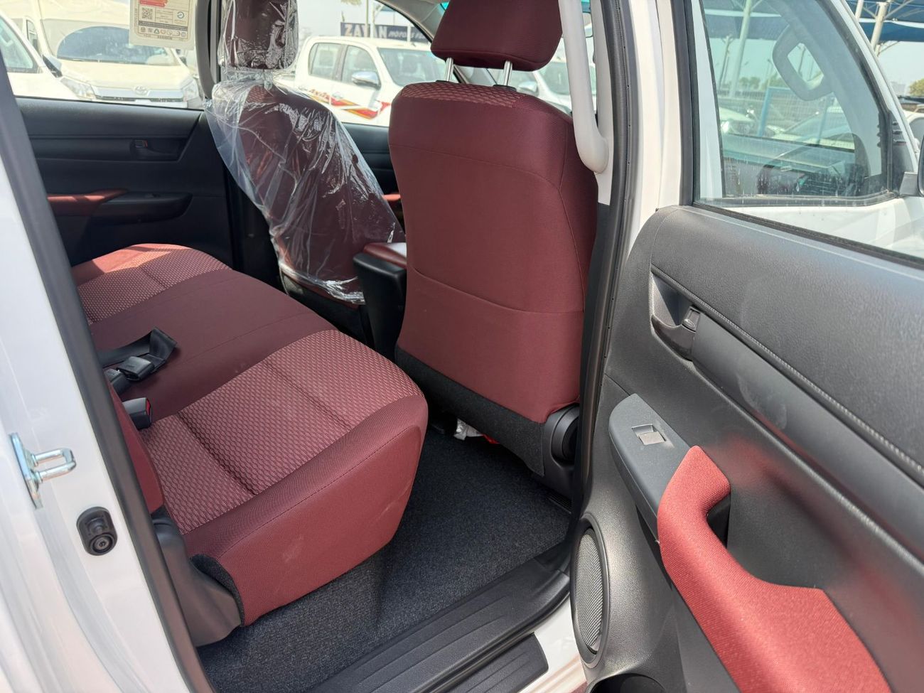 Toyota Hilux TOYOTA HILUX 2.4 L AT BASIC WHITE 2025- OMAN SPEC