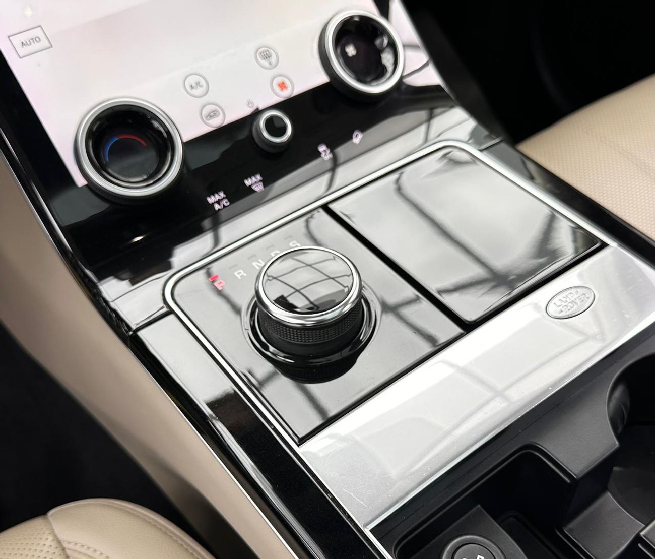 لاند روفر رينج روفر فيلار 2020 Range Rover Velar P250 S, 1 Year Warranty Unlimited Km, Full Service History, GCC