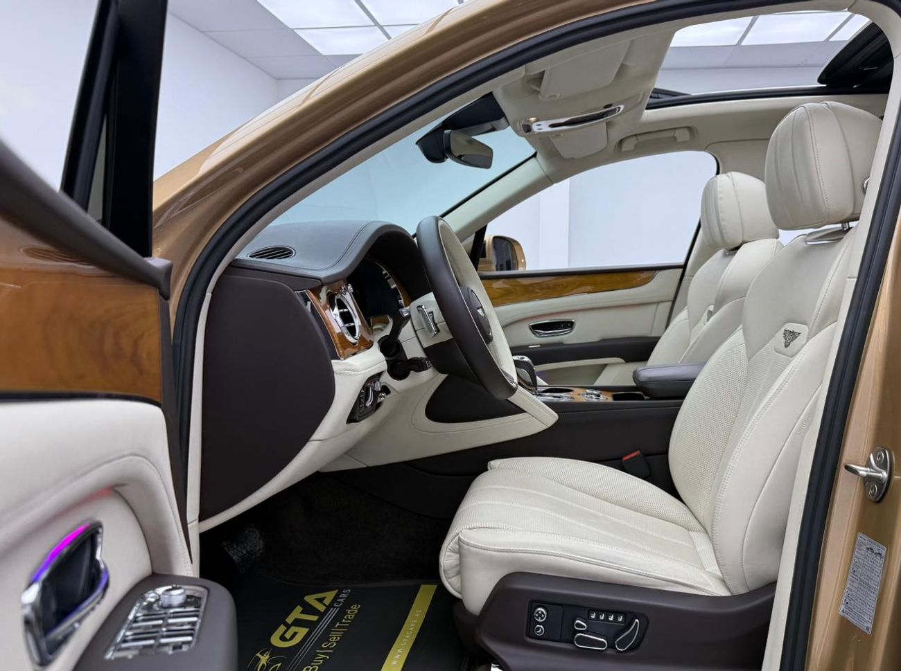 بنتلي بينتايجا 2022 Bentley Bentayga V8, 2027 Bentley Warranty + Service Pack, Full Bentley Service History, GCC