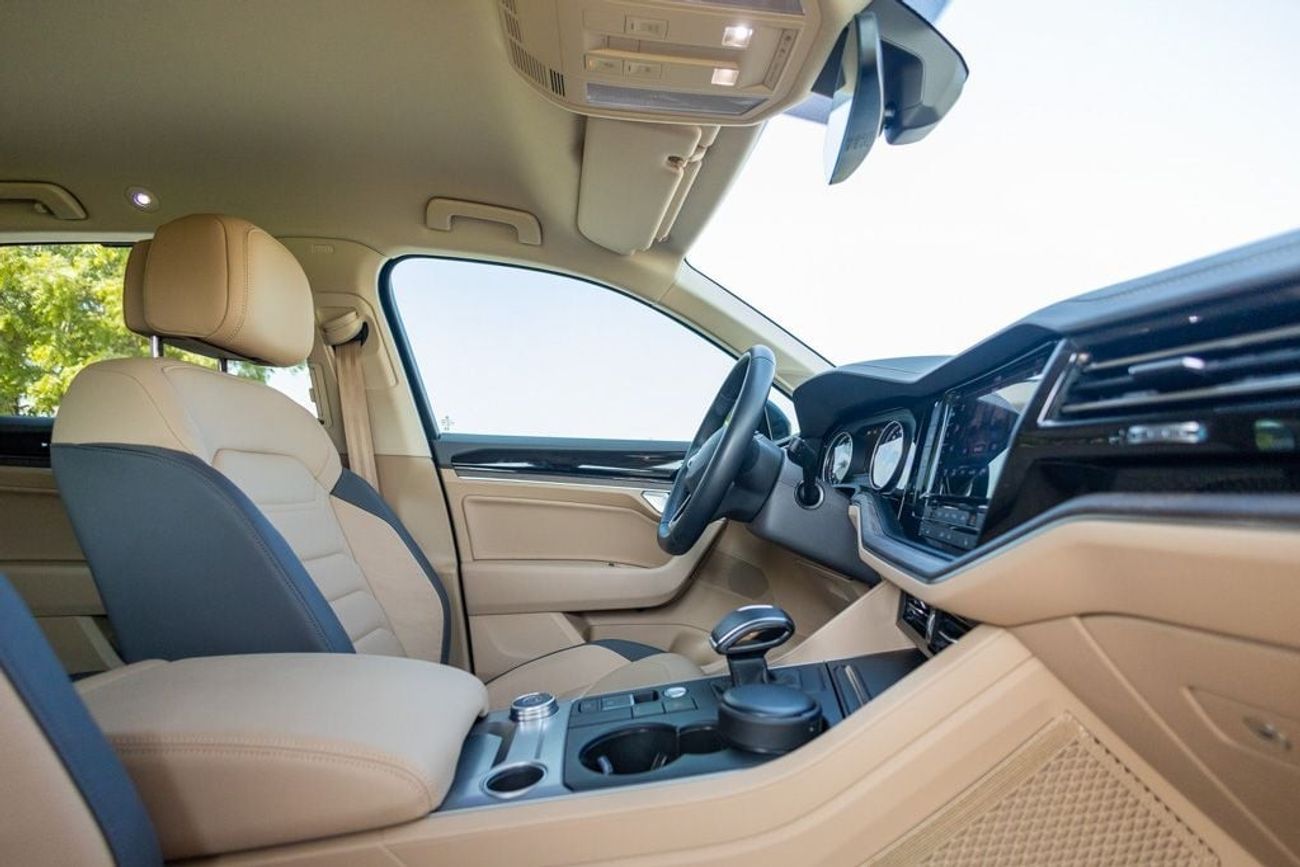 Volkswagen Touareg Atmosphere 3.0L Volkswagen Touareg 2023 GCC under Agency Warranty and Service Contract with Flexible