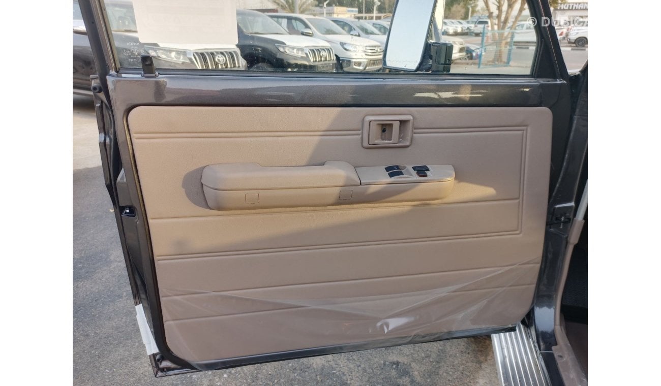 Toyota Land Cruiser Hard Top 4.0L V6 2doors (Winch + Wood + Fog Lamp + Sticker)