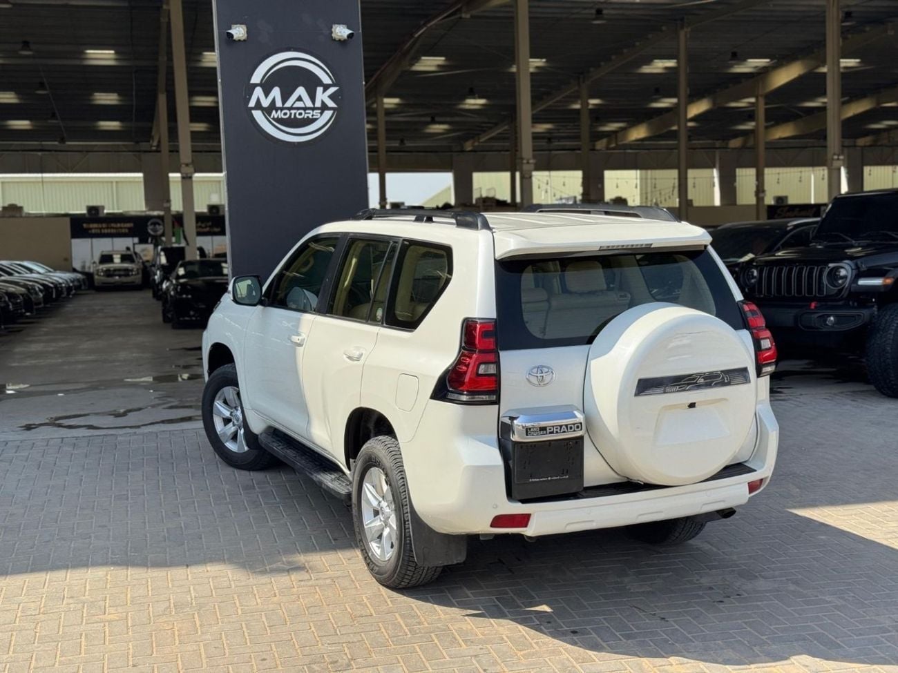 تويوتا برادو V6 4.0L / GCC / 4X4 / BIG SCREEN / FRIDGE / 7 SEATER / IN PERFECT CONDITION
