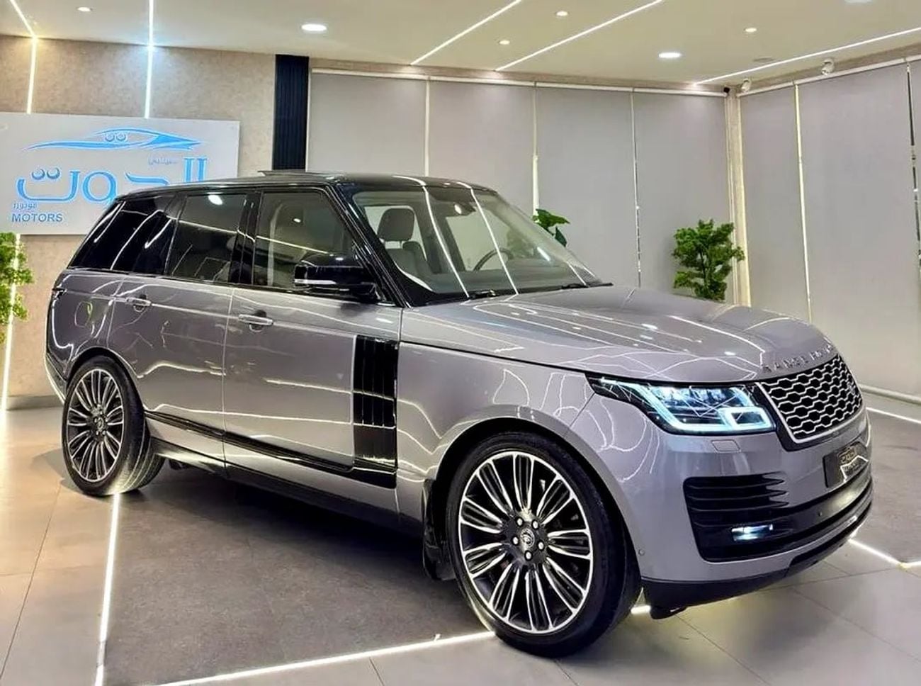 Land Rover Range Rover FACELIFT RR VOGUE || SUPERCHARGED || GCC SPECS || TOP RANGE || PANORAMIC