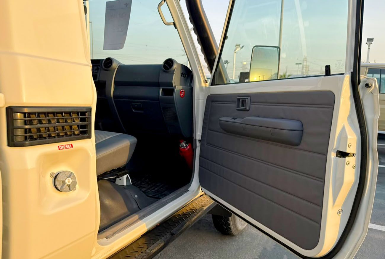 تويوتا لاند كروزر 70 LC79 STD - Manual . Diesel . Pick Up Truck . All Wheel Drive . 3 Seats . 2 Doors