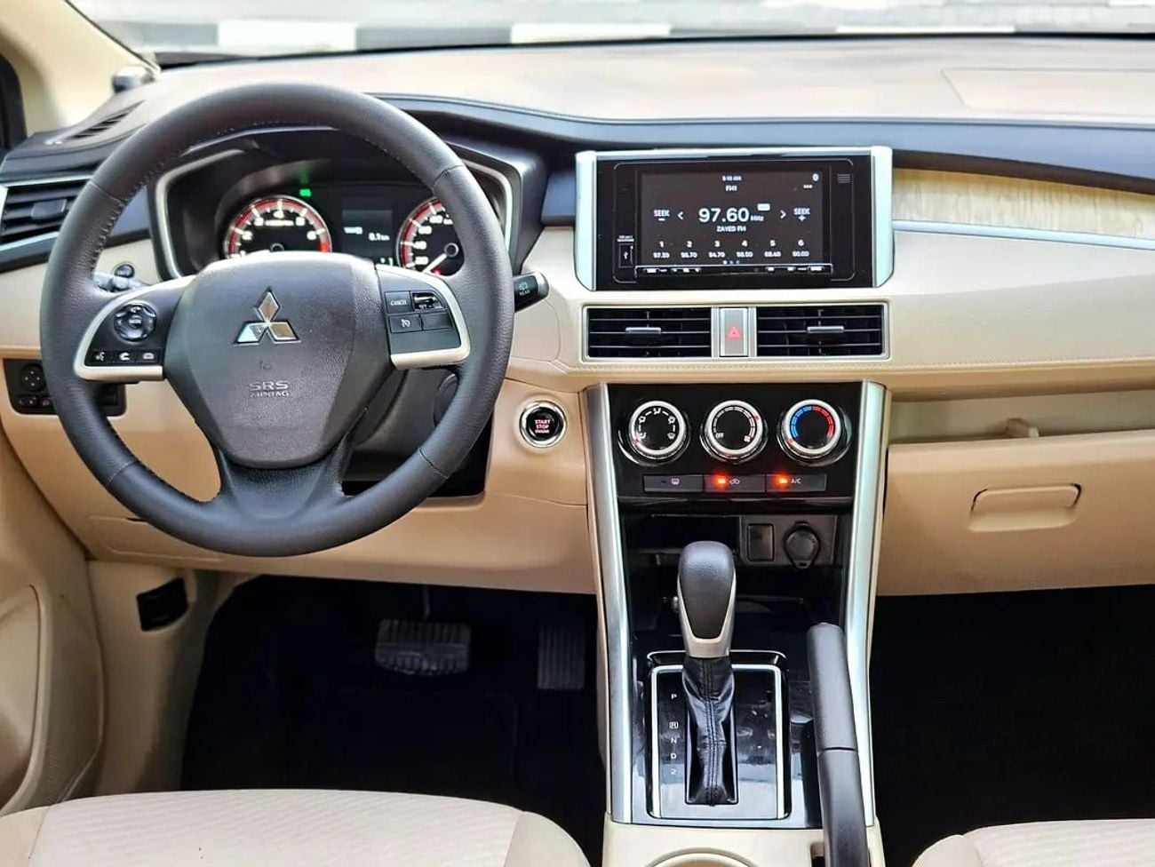 ميتسوبيشي إكسباندر GLX GCC Specs Premium Condition 7 Seater Perfect Inside Out
