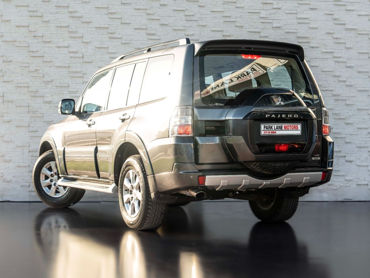 ميتسوبيشي باجيرو GLS Base 3.5L (7 Seater)