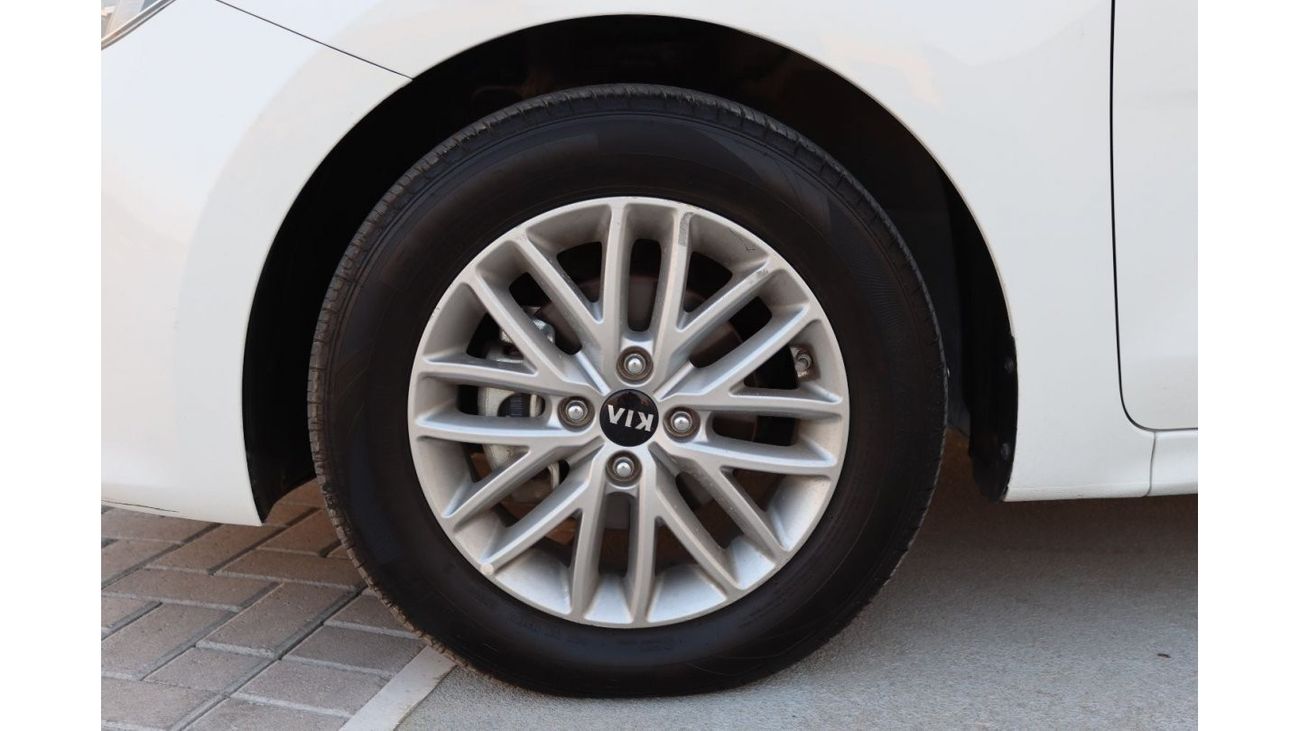 Kia Rio LX ACCIDENTS FREE - GCC - SUNROOF - ORIGINAL PAINT - PERFECT CONDITION INSIDE OUT