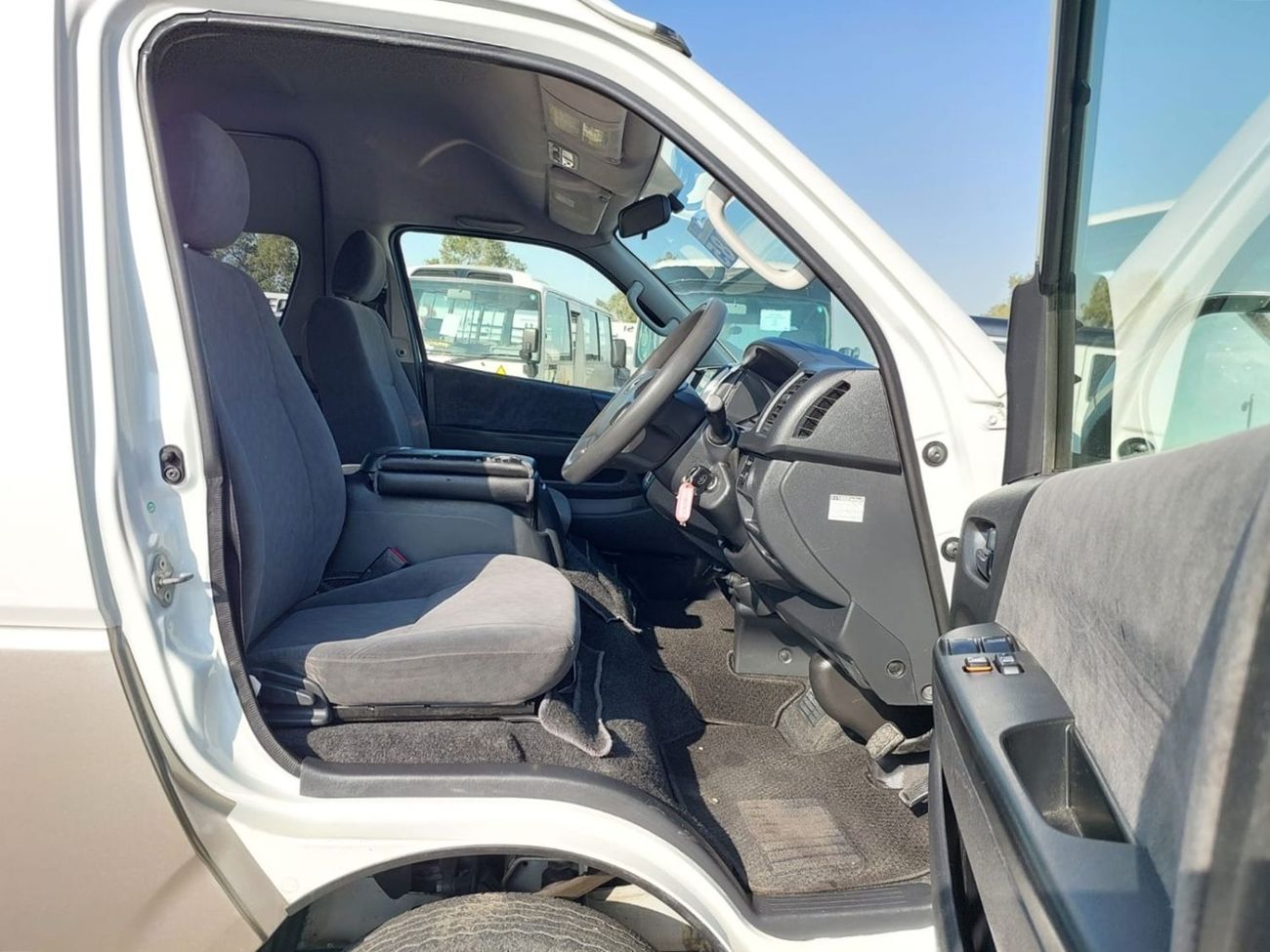 Toyota Hiace TOYOTA HIACE COMMUTER VAN RHD 2016 MODEL 2.7 L PETROL AUTOMATIC(PM10044)