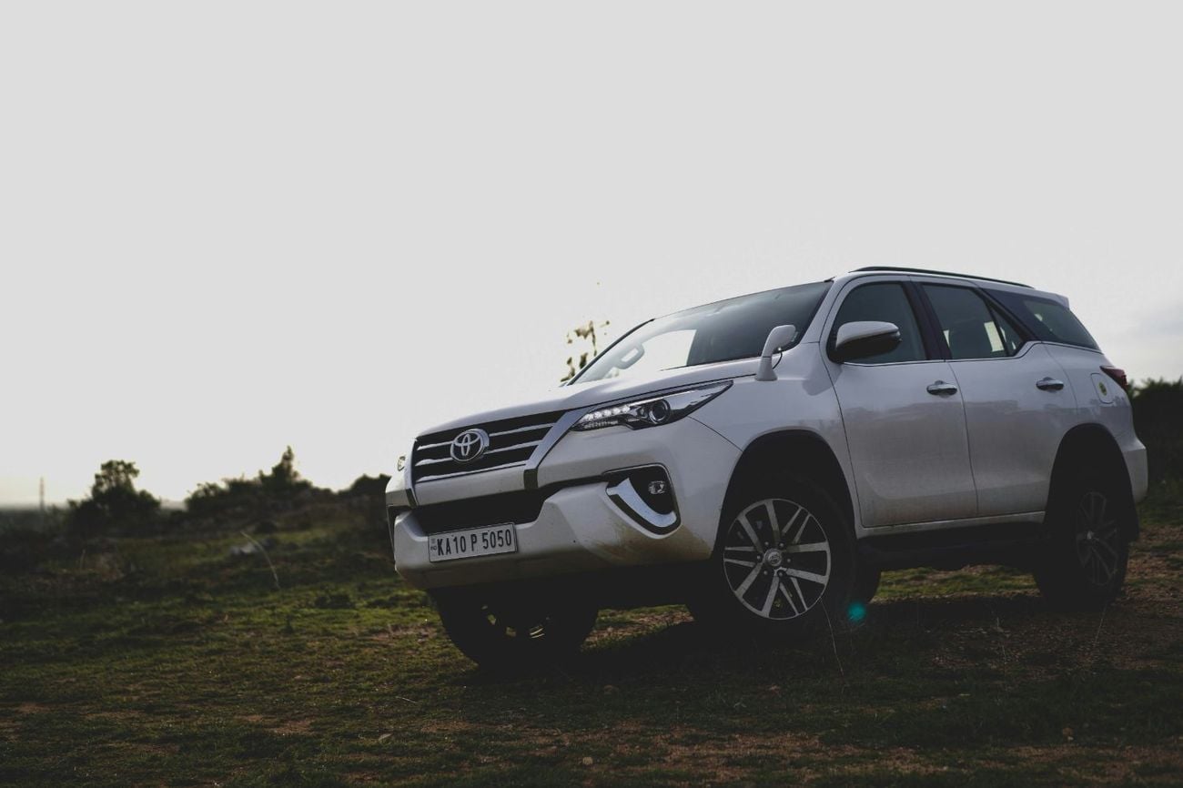 أبارث 500C Key Features & Options: - Panoramic sunroof - 360-degree camera with parking sensors - Adaptive crui