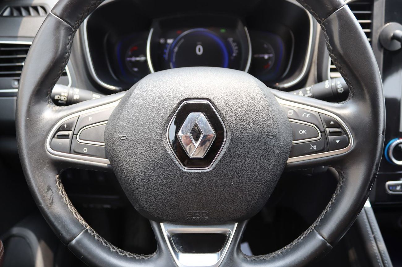 رينو كوليوس LE خالية من الحوادث - خليجي - فل اوبشن - السيارة بحالة ممتازة من الداخل والخارج