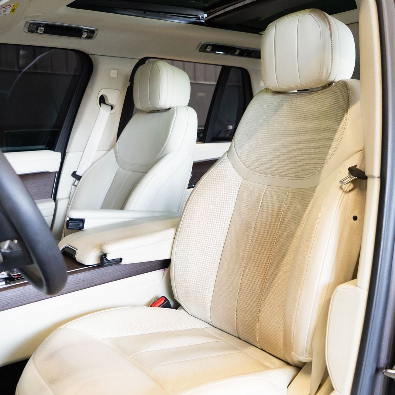 Land Rover Range Rover SE P400 AED 6,324 P.M • 0% Downpayment • Range Rover SE P400 • Agency Warranty