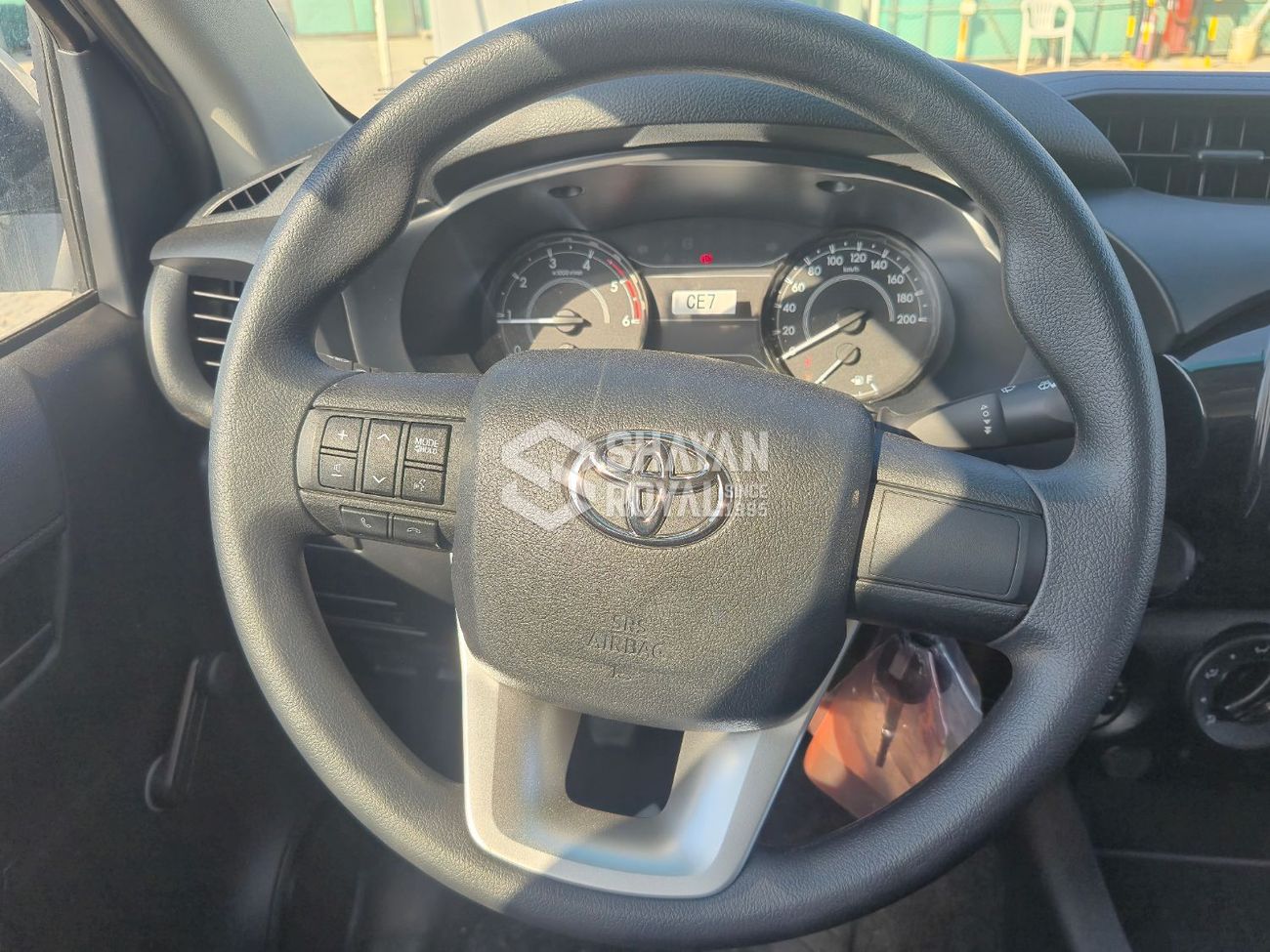 تويوتا هيلوكس 2.4L DIESEL DLX-STANDARD 4WD MT DC 6-SEATS 2026MY