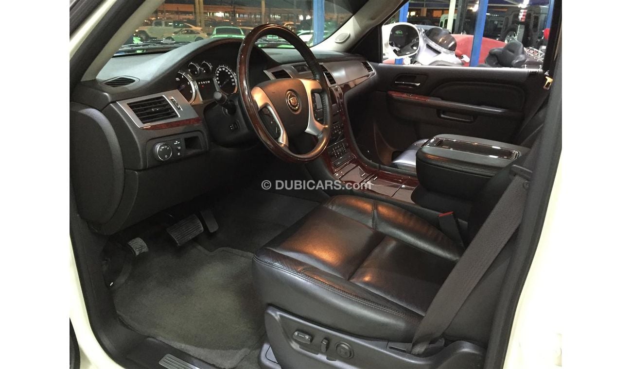 كاديلاك إسكالاد Cadillac Escalade EXT 2012 model done 59000 kms only, gulf specs, under warranty, showroom condition