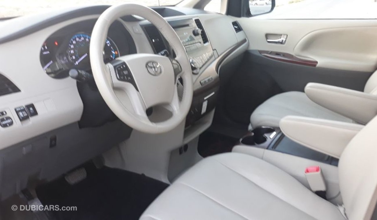 Toyota Sienna XLE 2012  Toyota seinna full options American specs low mileage