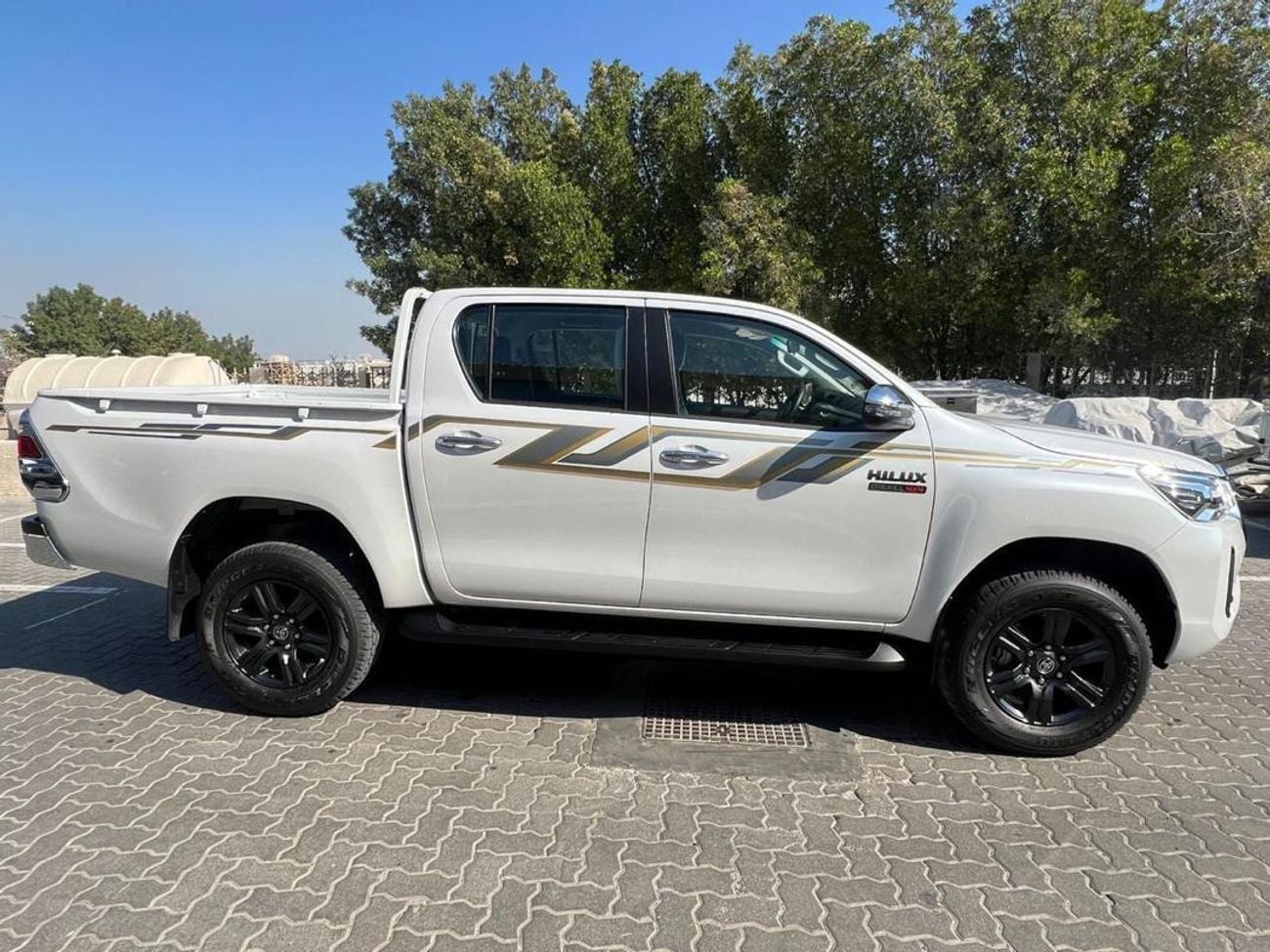 Toyota Hilux SR5 (NON GCC) Hilux 2.4 diesel Full option  Push start GCC