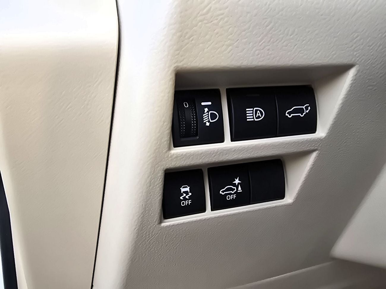 تويوتا لاند كروزر GXR Toyota Land Cruiser LC300 AERO S 4.0L A/T V6 4WD GCC White Color 2026 Model