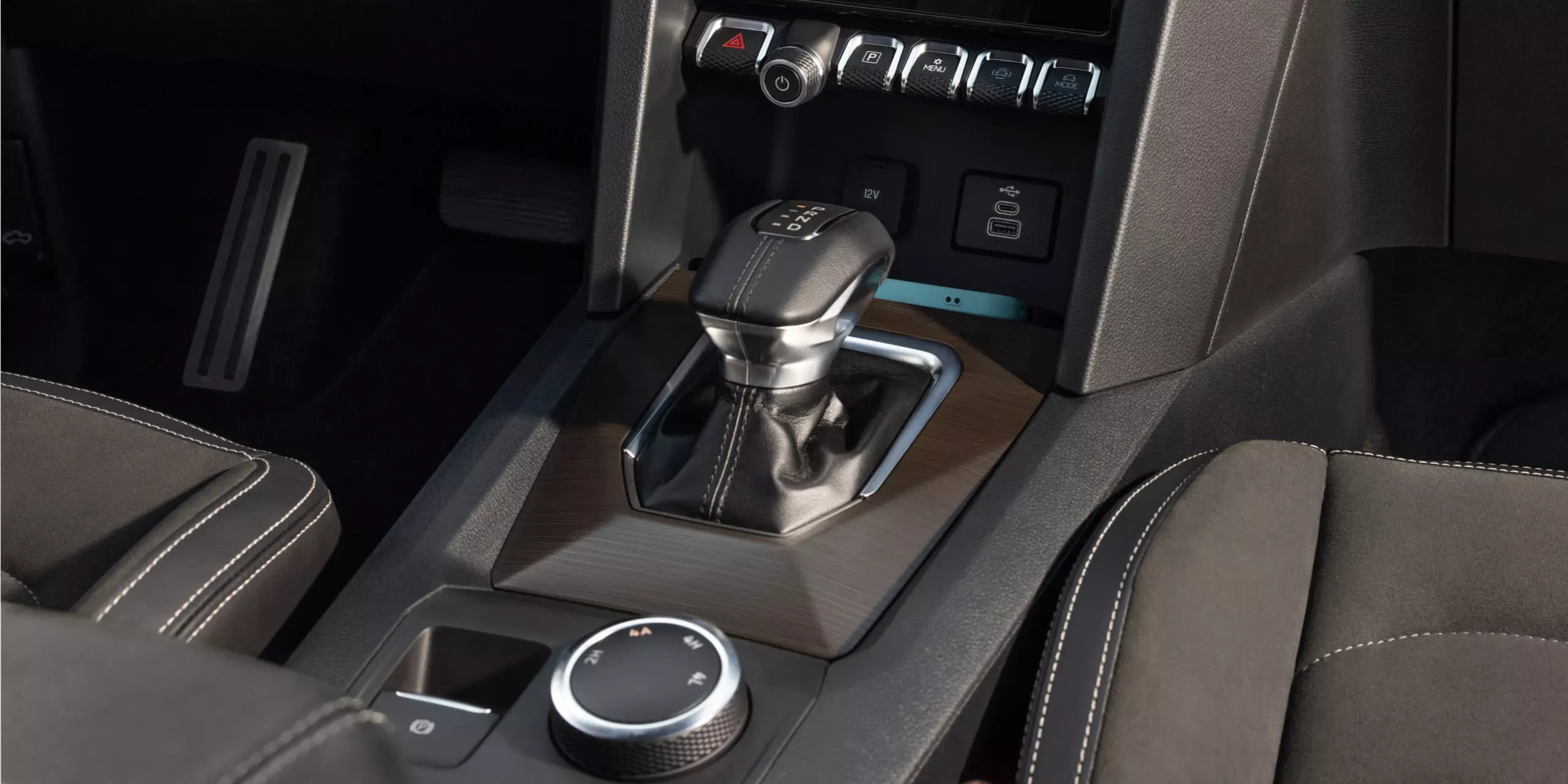 Volkswagen Amarok interior - Gear knob