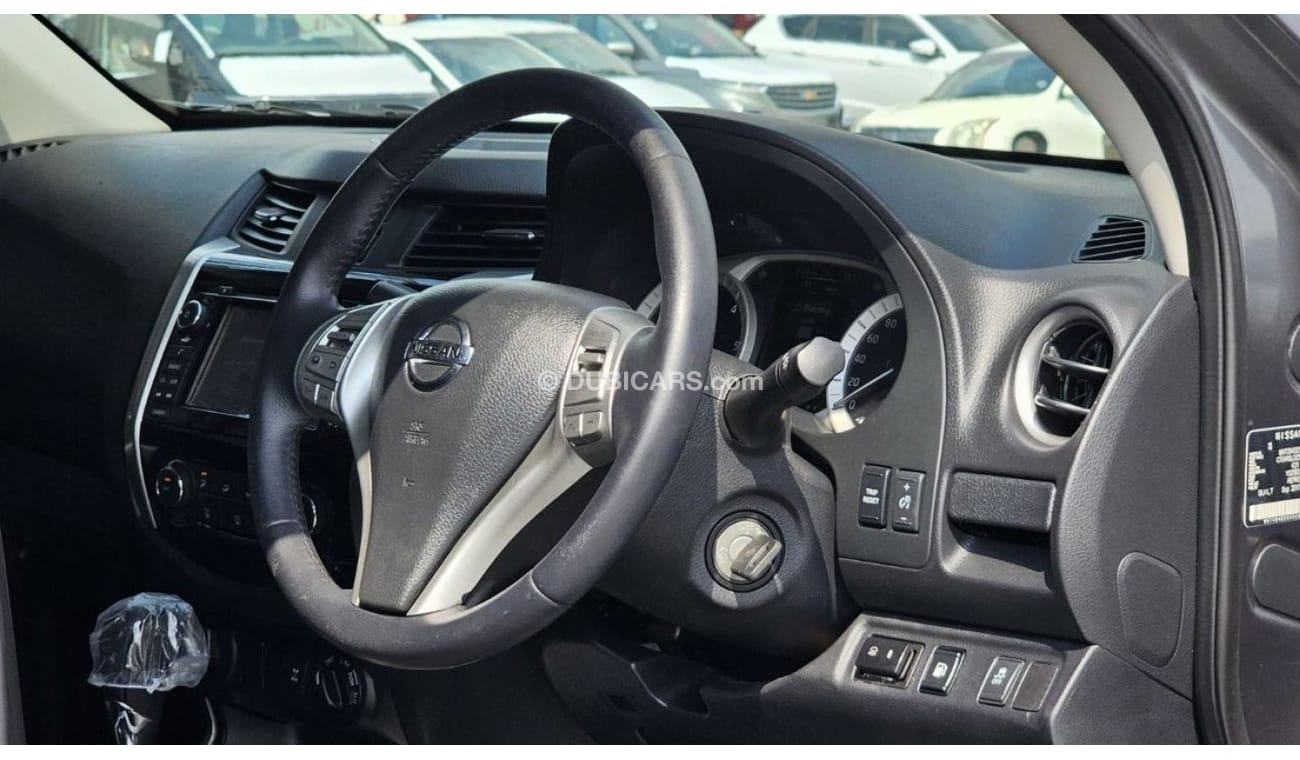 Nissan Navara SPORTS BAR WITH PROJECTED LIGHTS | RIGHT-HAND-DRIVE | TRAILER HITCH