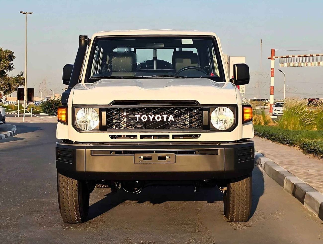 Toyota Land Cruiser Pick Up / DOUBLE CABIN / 4.2L V6 DIESEL M/T / LEATHER SEATS / DIFFLOCK , SNORKEL / 4WD (CODE # 68084)