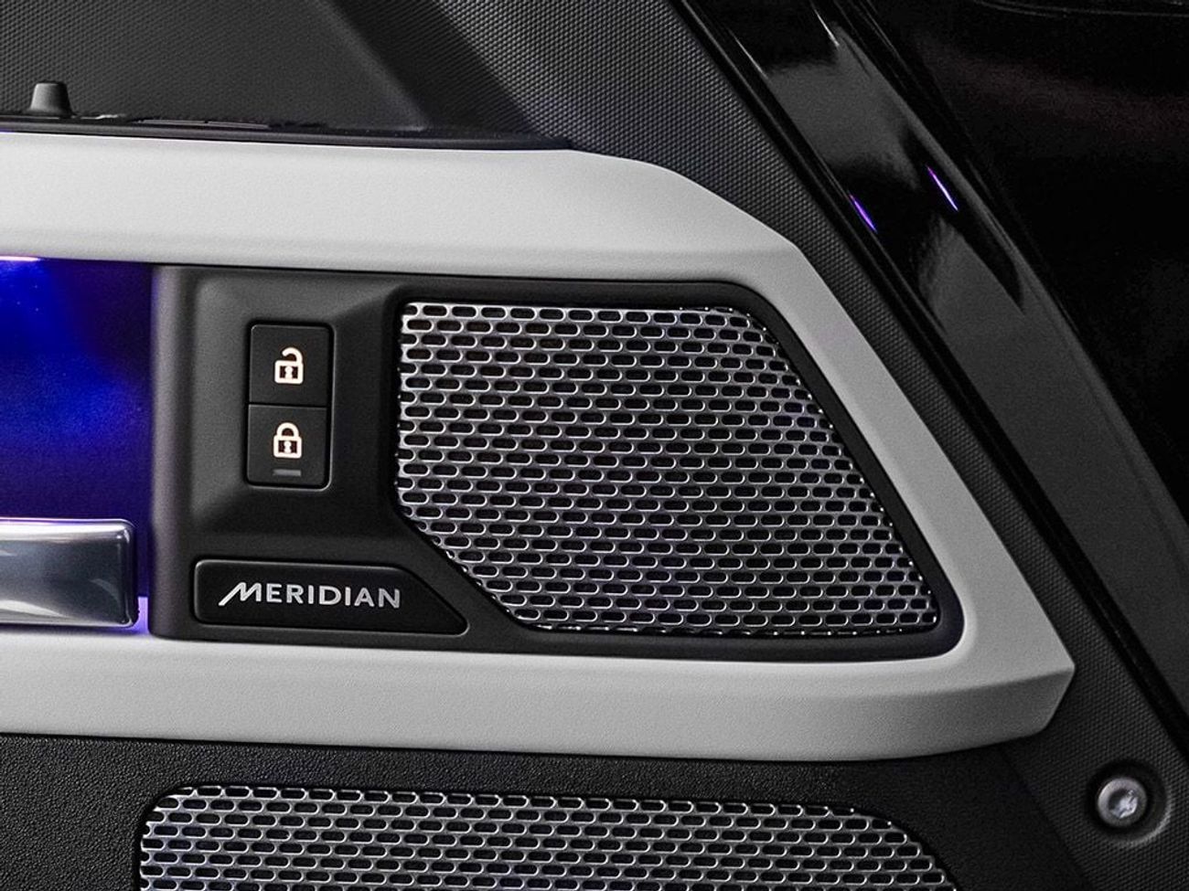 لاند روفر ديفندر P300 90 X-Dynamic SE 2.0L (5 Seater)