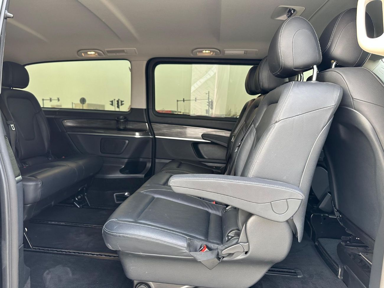 Mercedes-Benz V 250 Std 2.1L MERCEDES V-250 GCC 2024 ORGINAL PAINT // LOW MILEAGE // PERFECT CONDITION