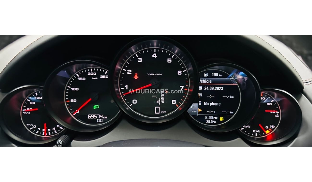 Porsche Cayenne Std GCC .. FSH .. Low Milegea .. Perfect Condition .. Top Range ..  V6.