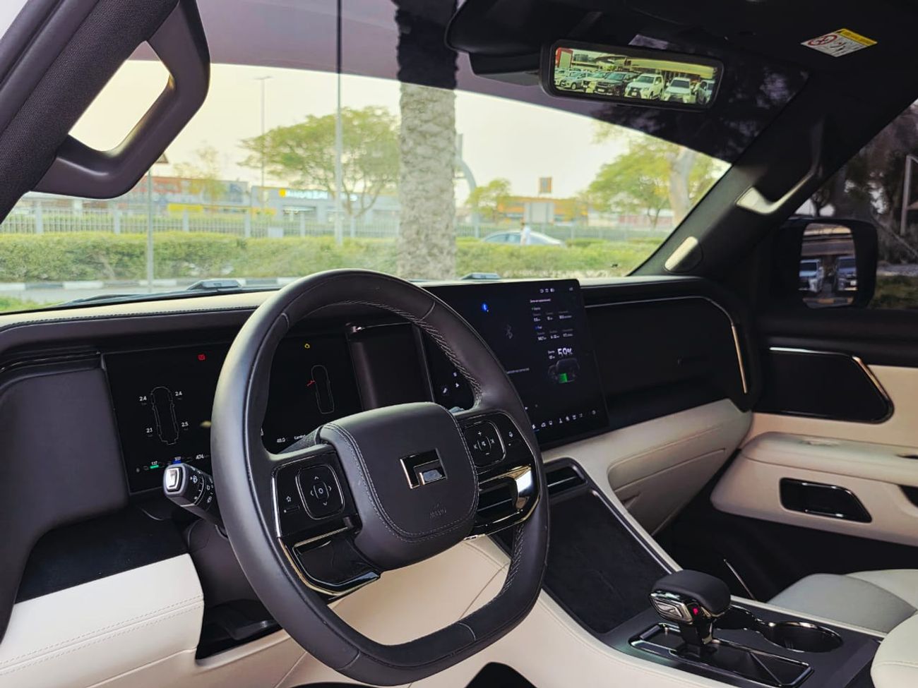 ROX 01 ROX 01 VIP GCC UNDER WARRANTY WITH SERVICE CONTRACT 1.5T 1500CC 18000 KELOMETER 6 SEATS HYBRID