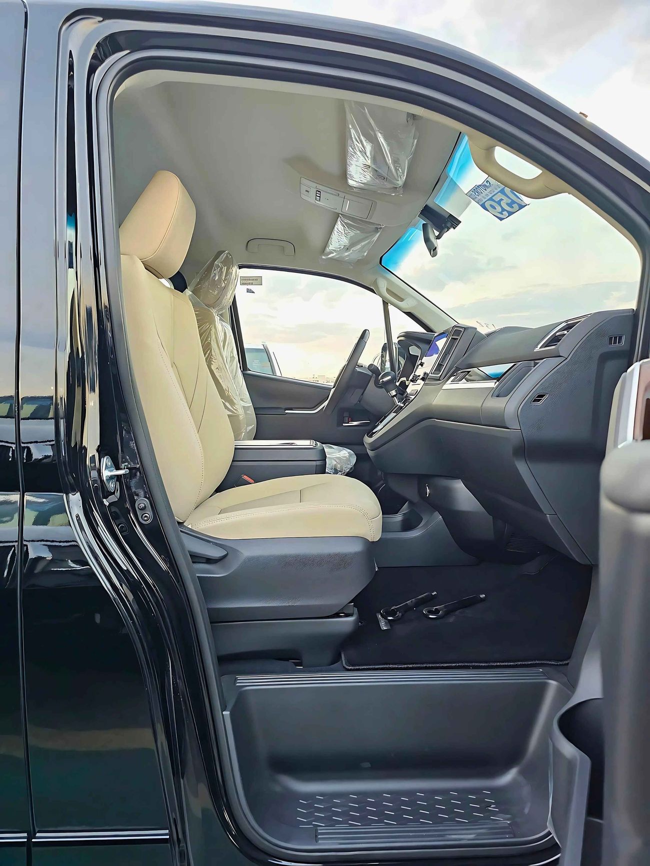 Toyota Granvia PREMIUM, 3.5L V6 PETROL A/T, 360* CAMERAS /  VSC 8” MULTIMEDIA OTTOMAN SEATS (CODE #  69029)