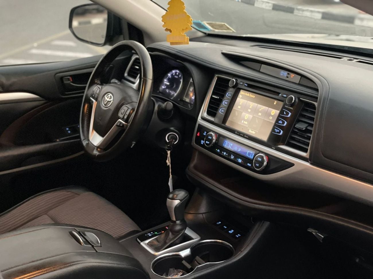 Toyota Highlander LE (NON GCC) 2017 Toyota Highlander MidOption - 3.5L V6 - 4x4 AWD - Full 7 Seater - Trunk Auto