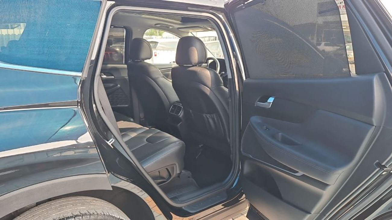 Hyundai Santa Fe car in good condition 2020 2.4L 4WD full configuration