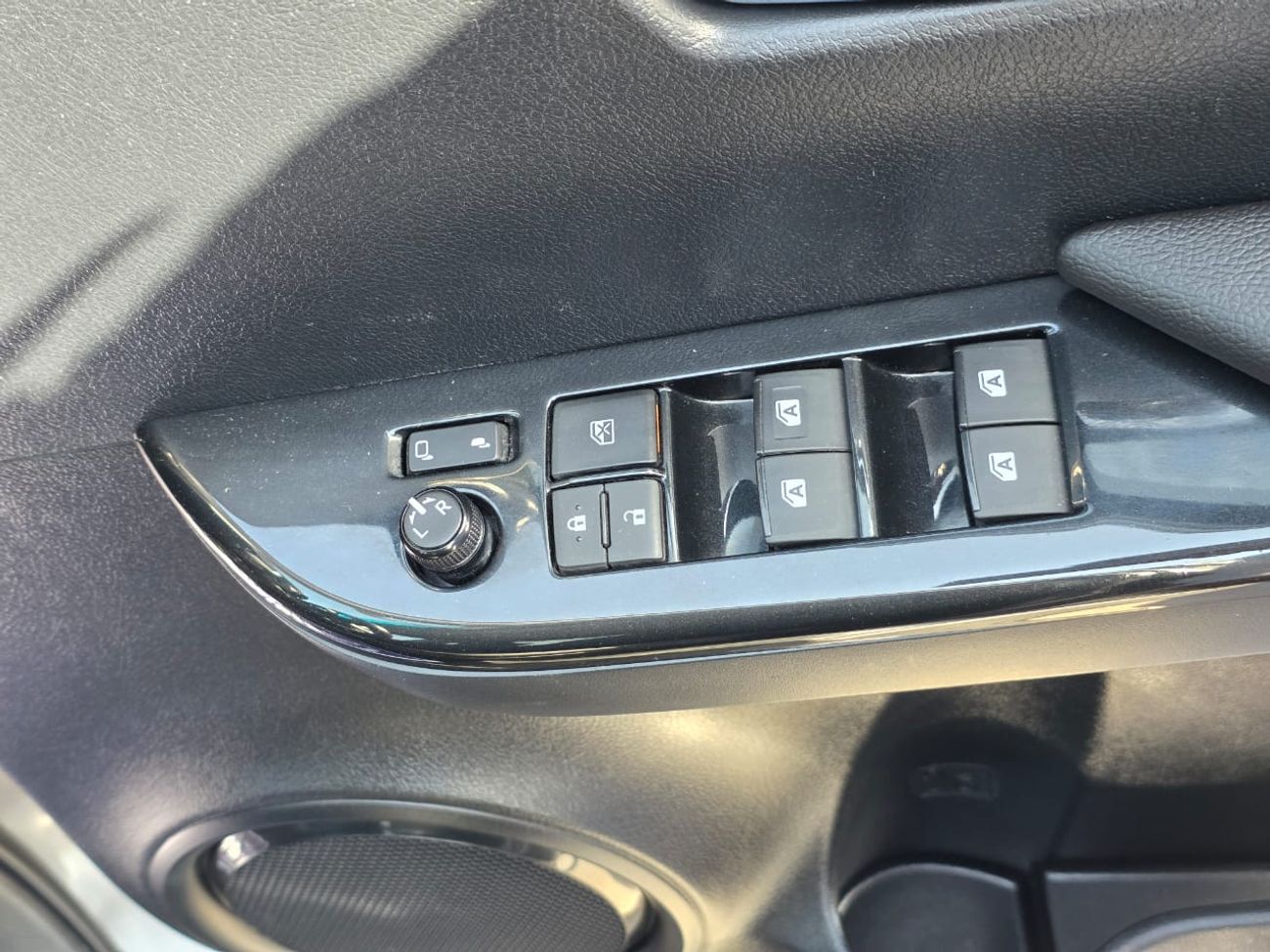 تويوتا هيلوكس diesel 2.8 liter right hand drive only for export available