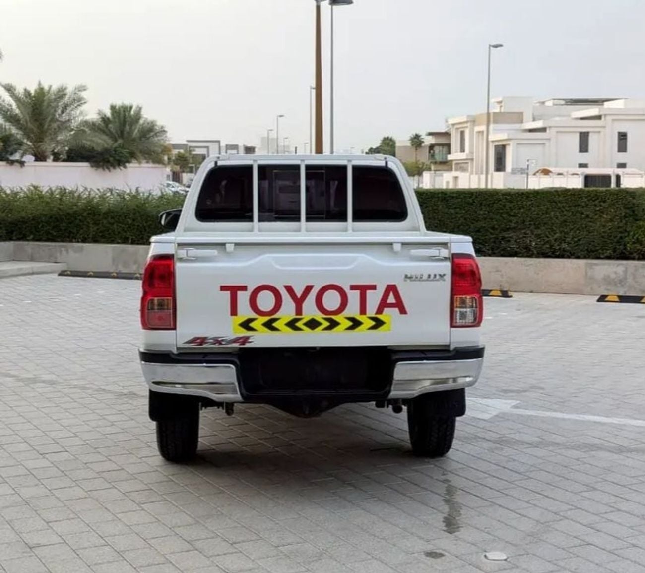 Toyota Hilux GL Toyota Hilux 2022MODEL 2.7 petrol 4 cylinder 4x4 Double cab Colour white interior Red Transmissio