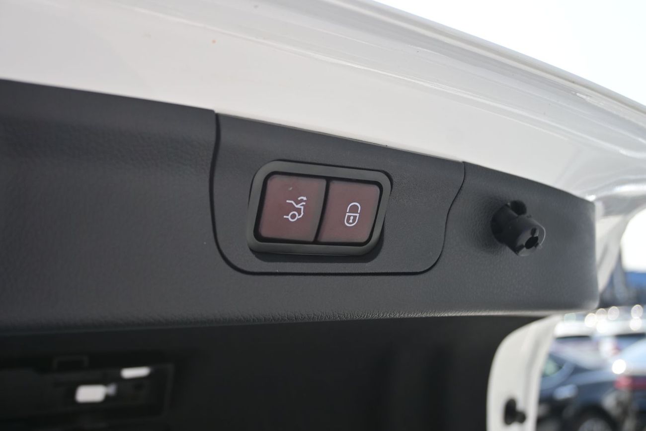 Mercedes-Benz C 200 L Mercedes-Benz C200L Full 1.5L, Petrol AT, Model 2025 Color White